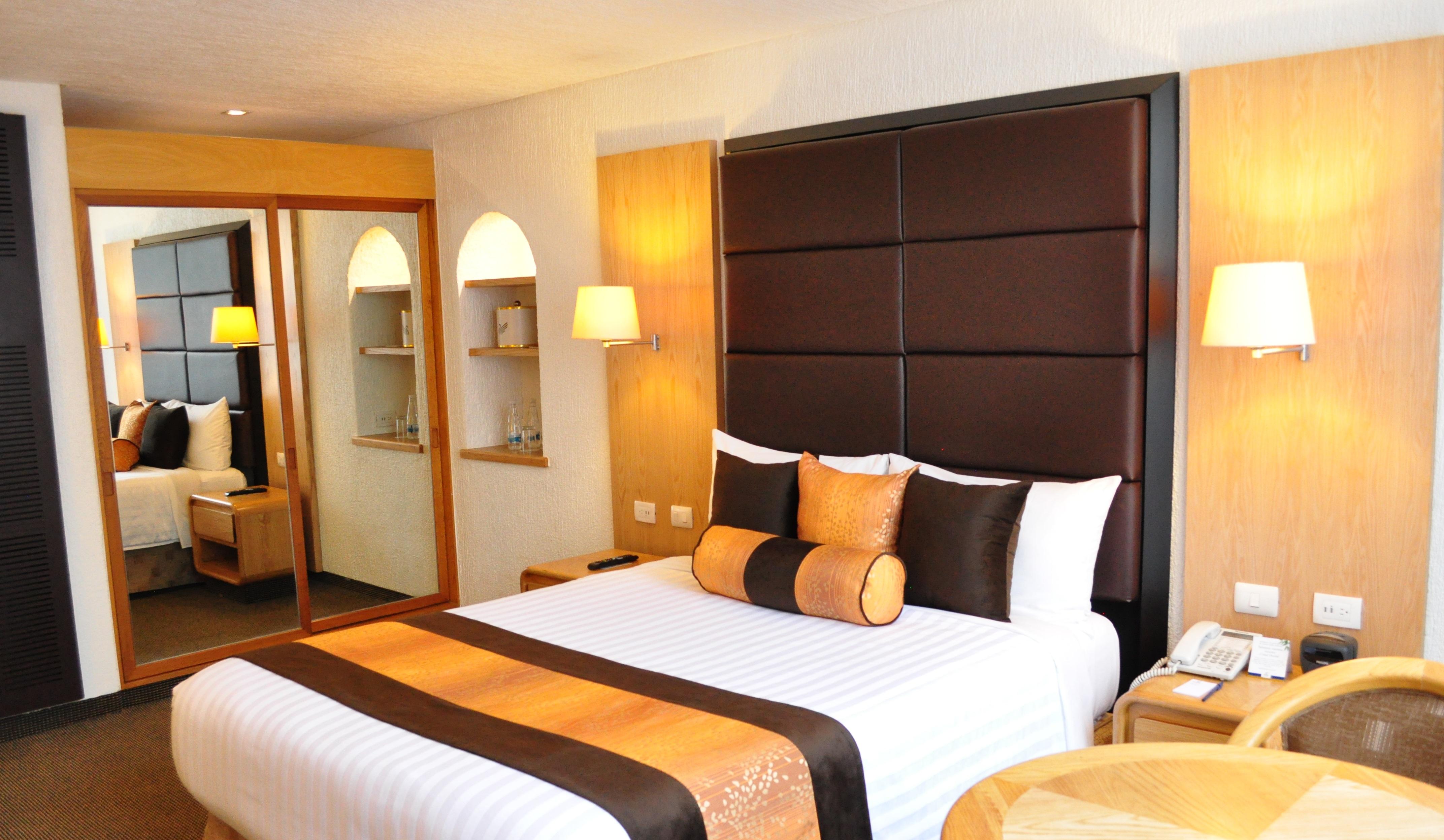 Hotel Royal Pedregal Città del Messico Esterno foto A bedroom at the hotel